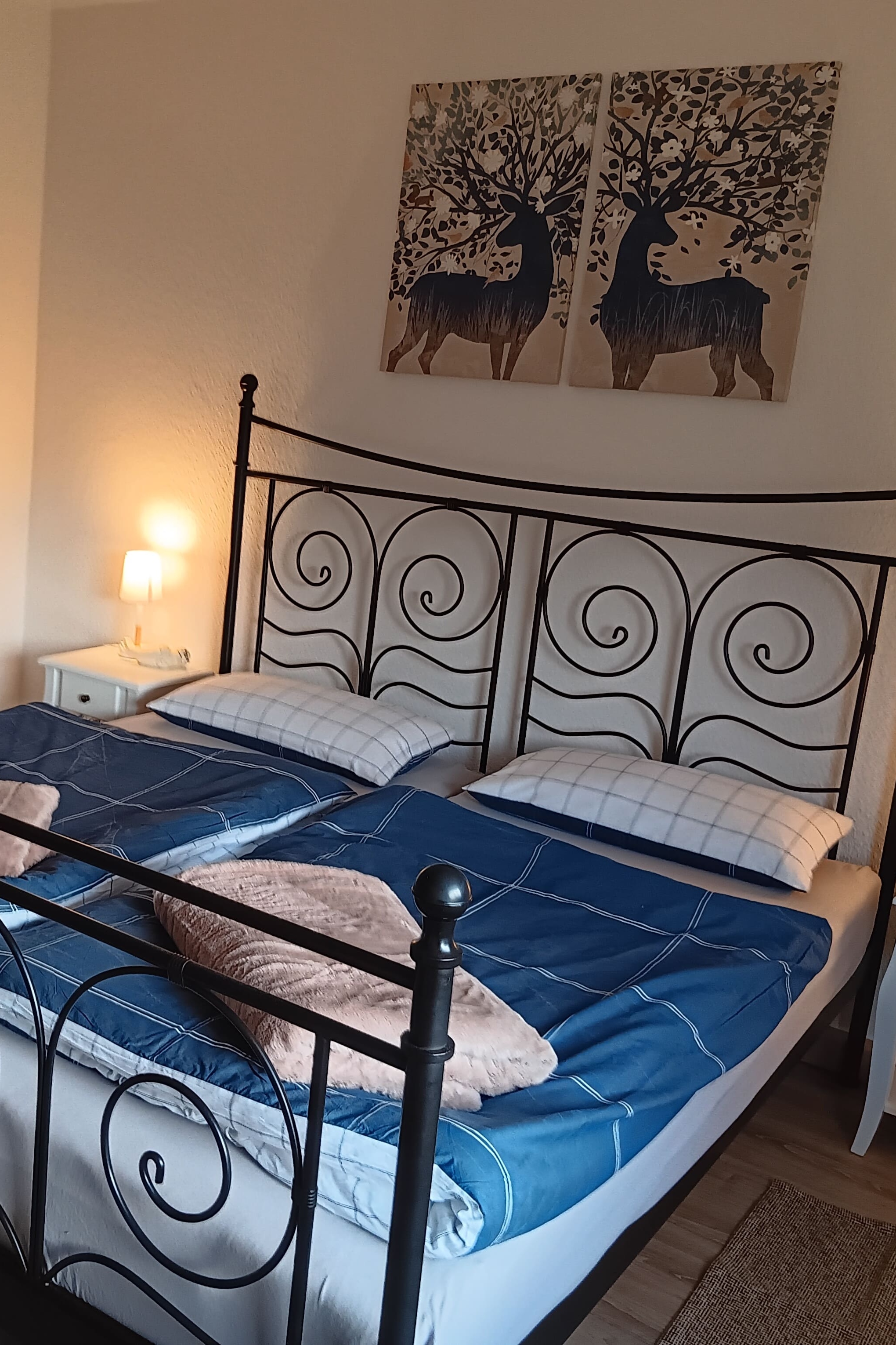 Das klassisch Eingerichtete Schlafzimmer der Ferienwohnung Lachmöwe
